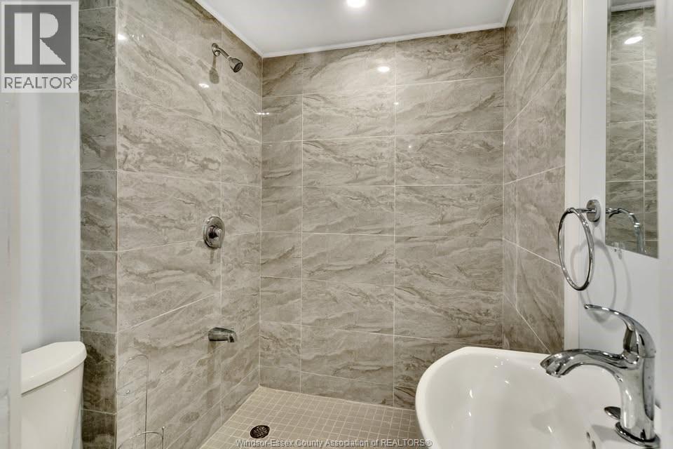 516 Oak, Windsor, ON - Indoor Photo Showing Bathroom