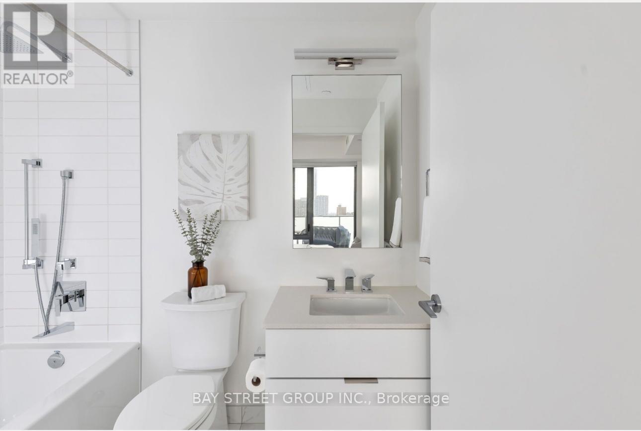 2208 - 25 Richmond Street E, Toronto, ON - Indoor Photo Showing Bathroom