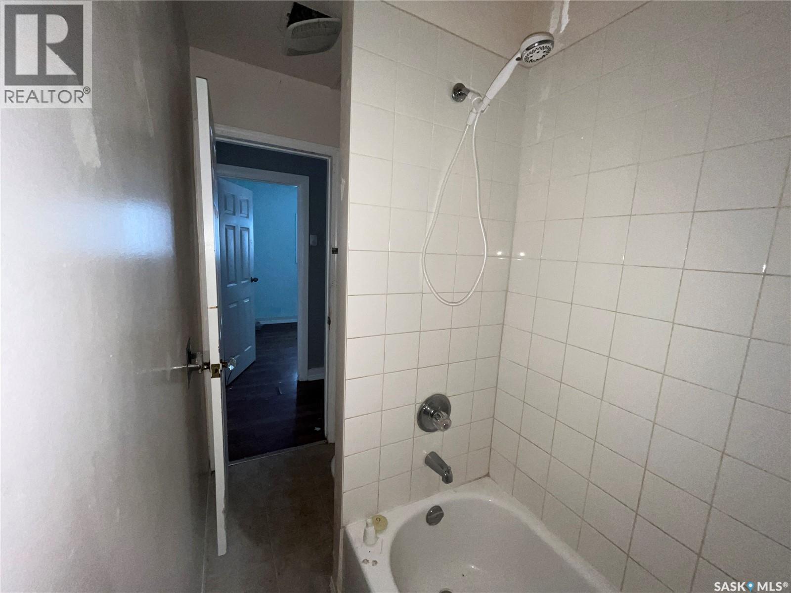 812 99Th Street, North Battleford, SK - Indoor Photo Showing Bathroom