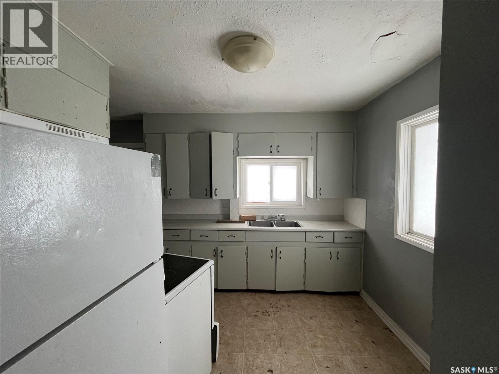 812 99Th Street, North Battleford, SK - Indoor Photo Showing Kitchen With Double Sink