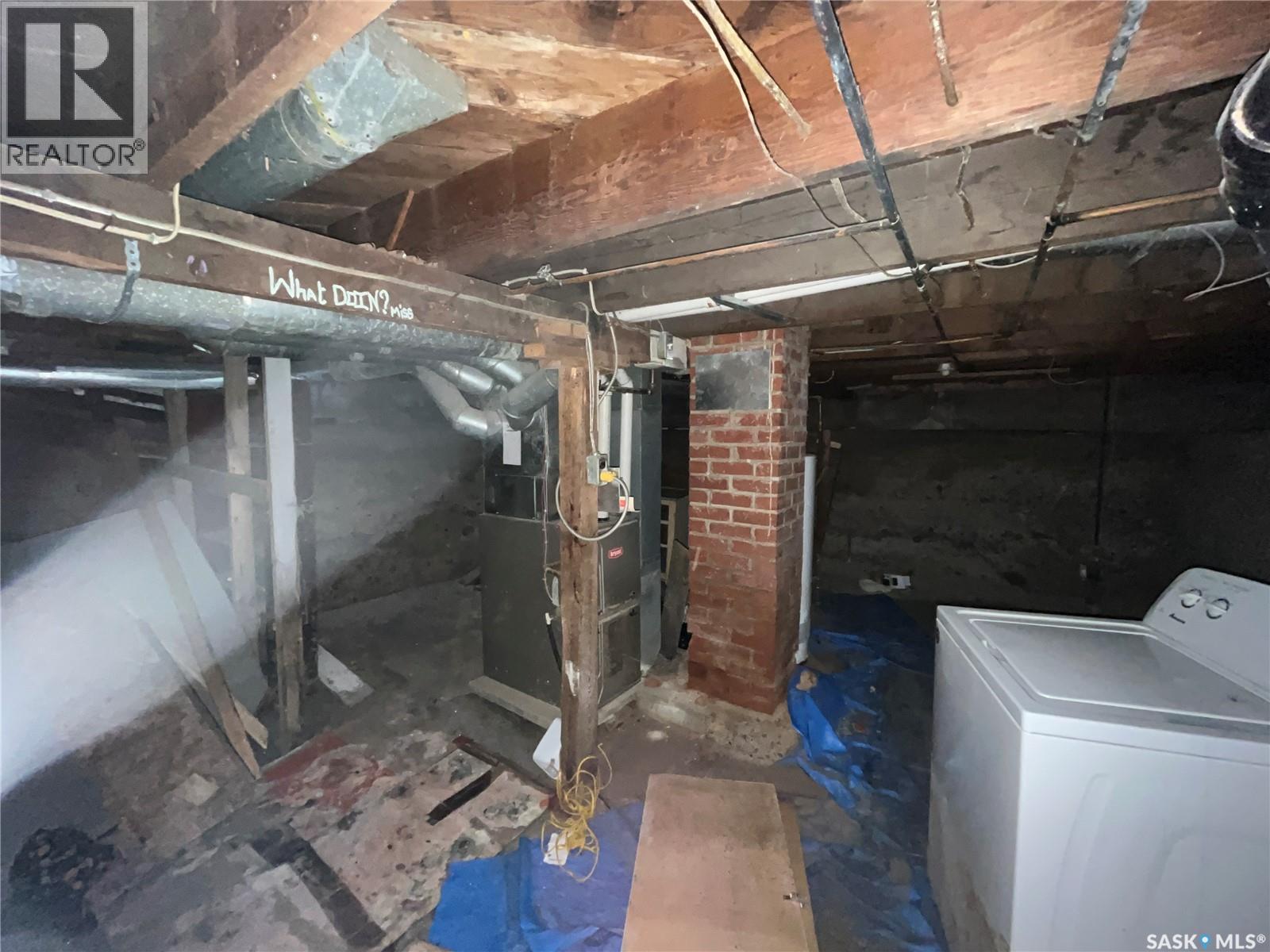 812 99Th Street, North Battleford, SK - Indoor Photo Showing Laundry Room