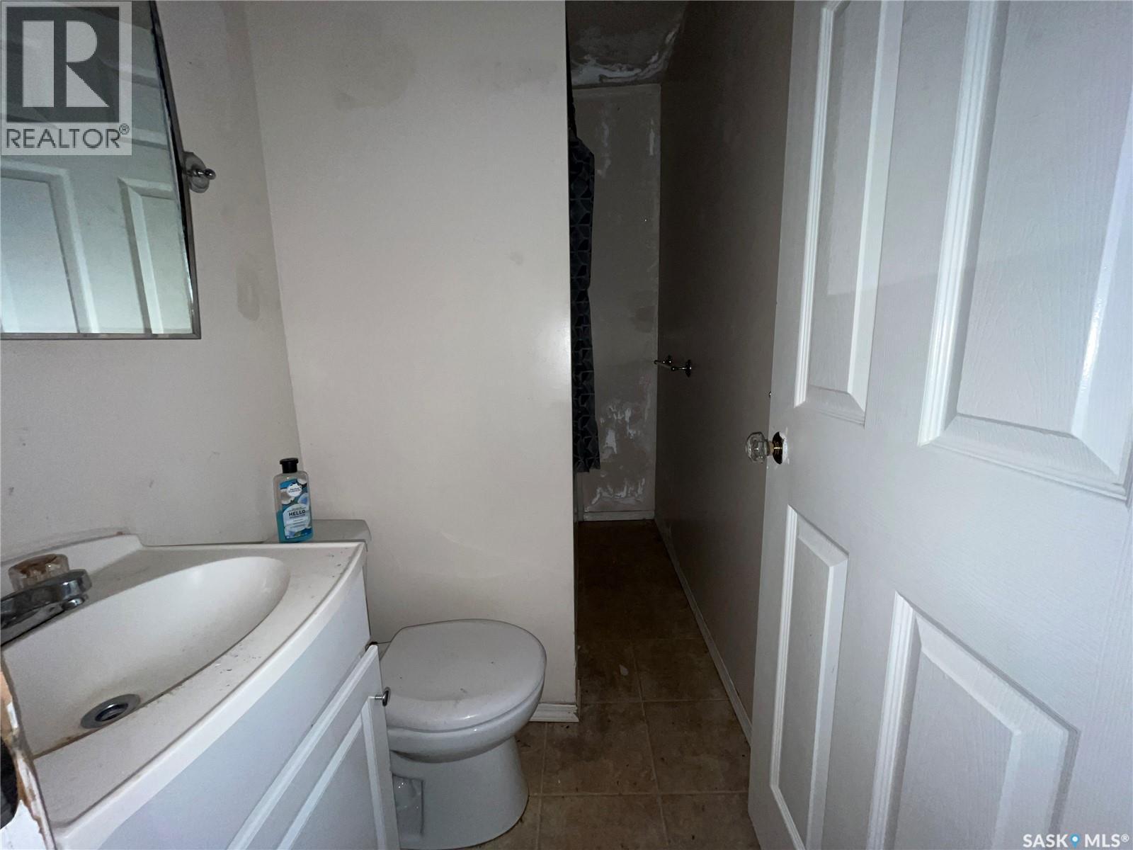 812 99Th Street, North Battleford, SK - Indoor Photo Showing Bathroom
