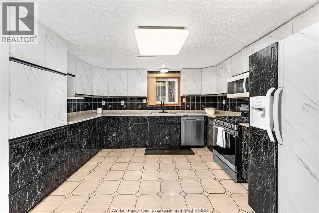 10615 Keating Crescent, Windsor, ON - Indoor Photo Showing Kitchen