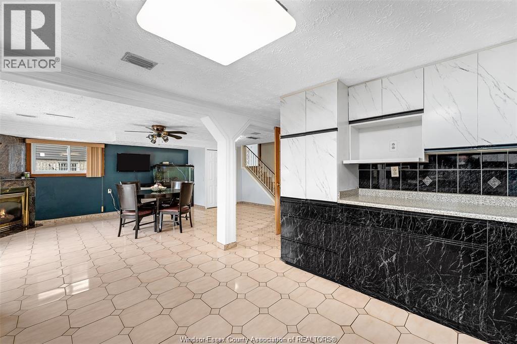 10615 Keating Crescent, Windsor, ON - Indoor With Fireplace