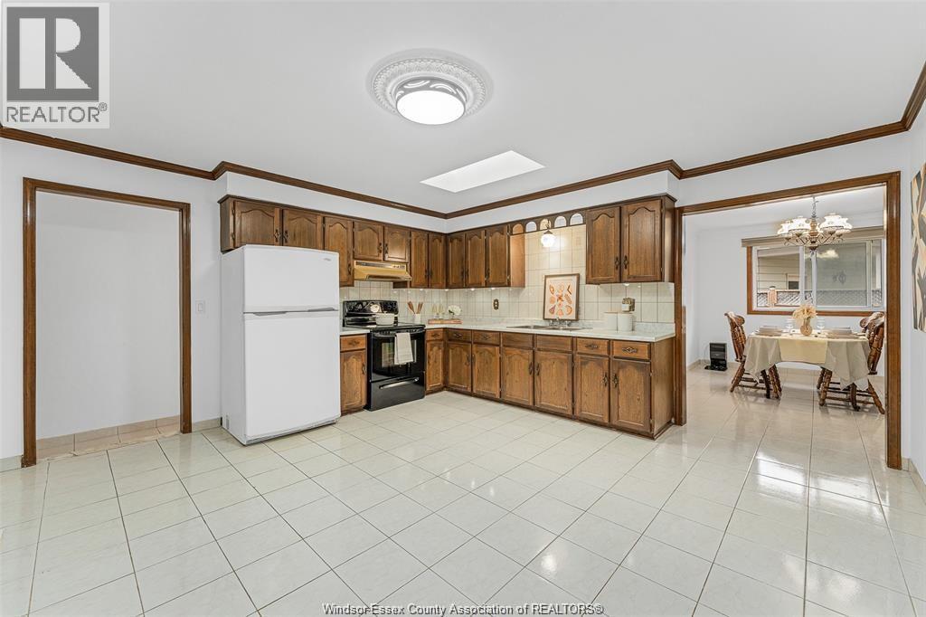 10615 Keating Crescent, Windsor, ON - Indoor Photo Showing Kitchen