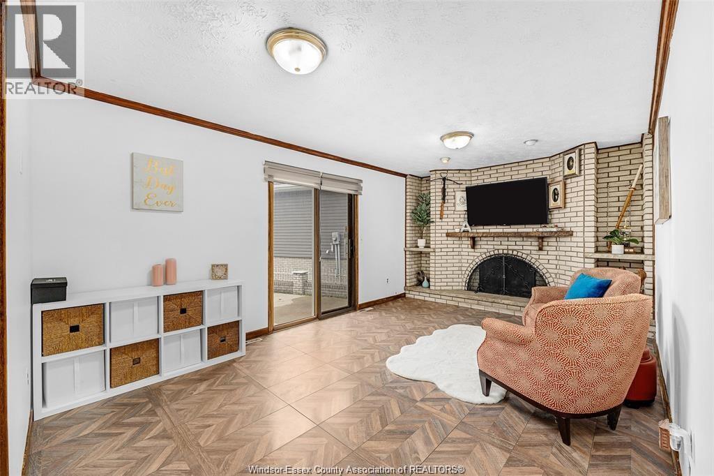 10615 Keating Crescent, Windsor, ON - Indoor With Fireplace