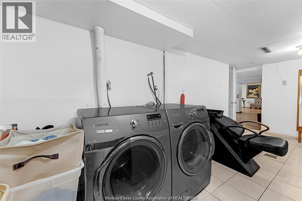 10615 Keating Crescent, Windsor, ON - Indoor Photo Showing Laundry Room