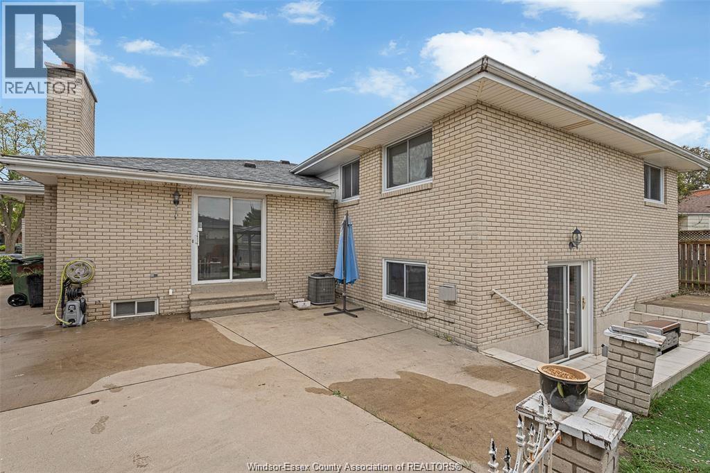 10615 Keating Crescent, Windsor, ON - Outdoor With Exterior