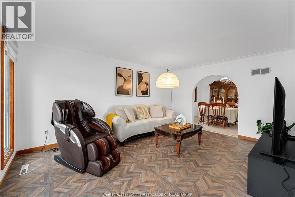 10615 Keating Crescent, Windsor, ON - Indoor Photo Showing Living Room