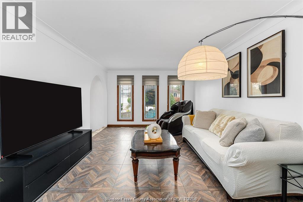 10615 Keating Crescent, Windsor, ON - Indoor Photo Showing Living Room