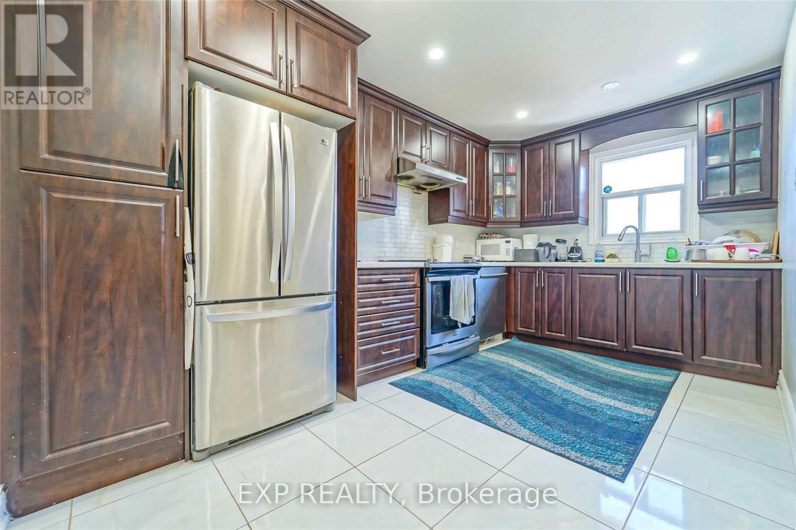 7 Hollyhedge Court, Brampton, ON - Indoor Photo Showing Kitchen