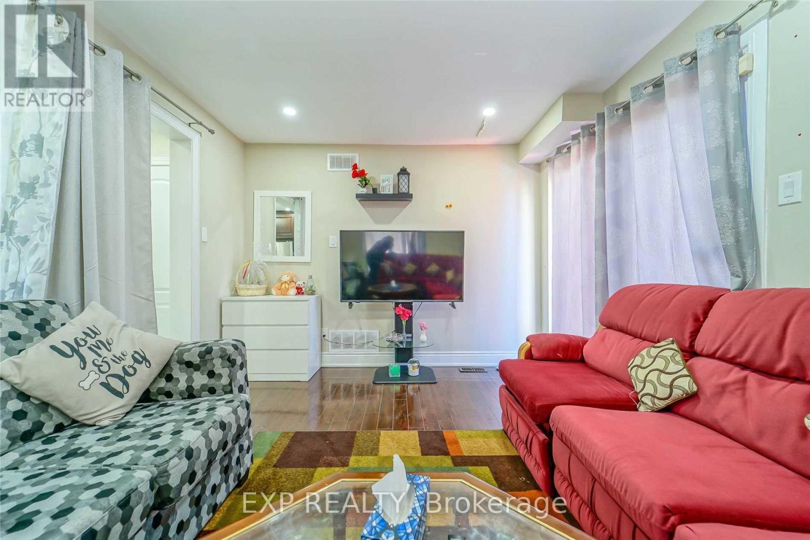 7 Hollyhedge Court, Brampton, ON - Indoor Photo Showing Living Room