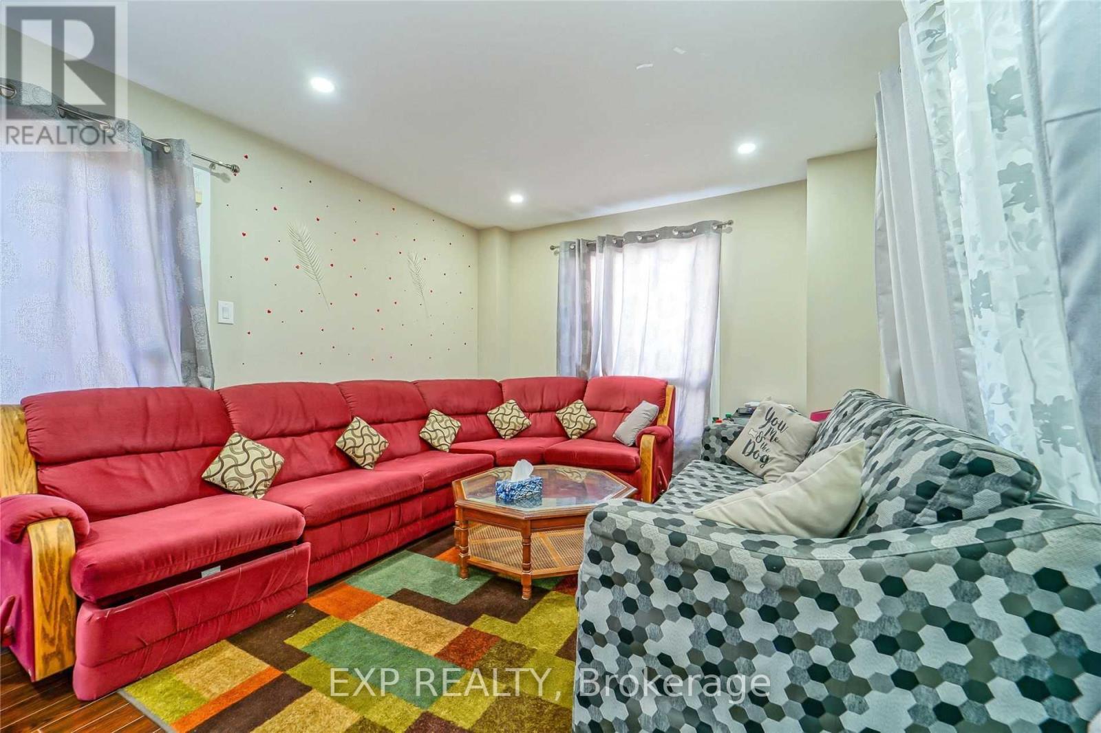 7 Hollyhedge Court, Brampton, ON - Indoor Photo Showing Living Room