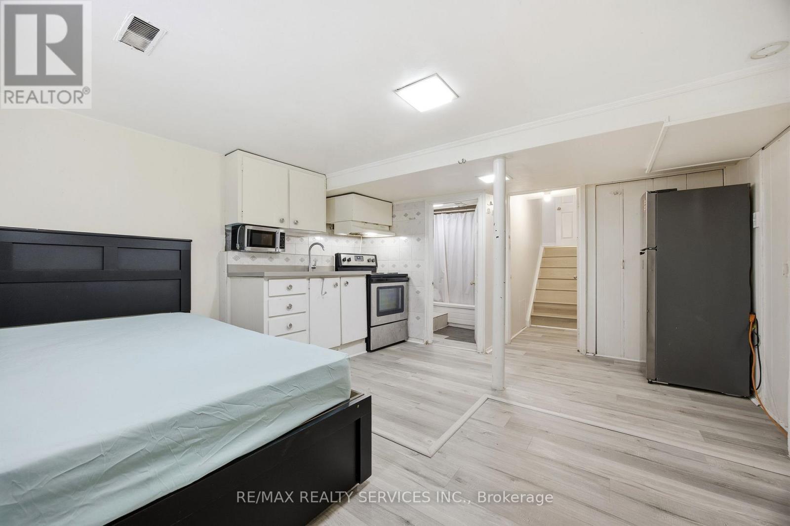 17 Avening Drive, Toronto, ON - Indoor Photo Showing Other Room