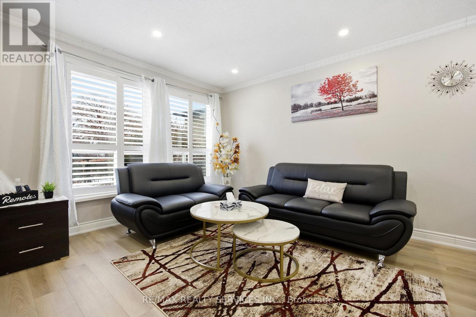 17 Avening Drive, Toronto, ON - Indoor Photo Showing Living Room