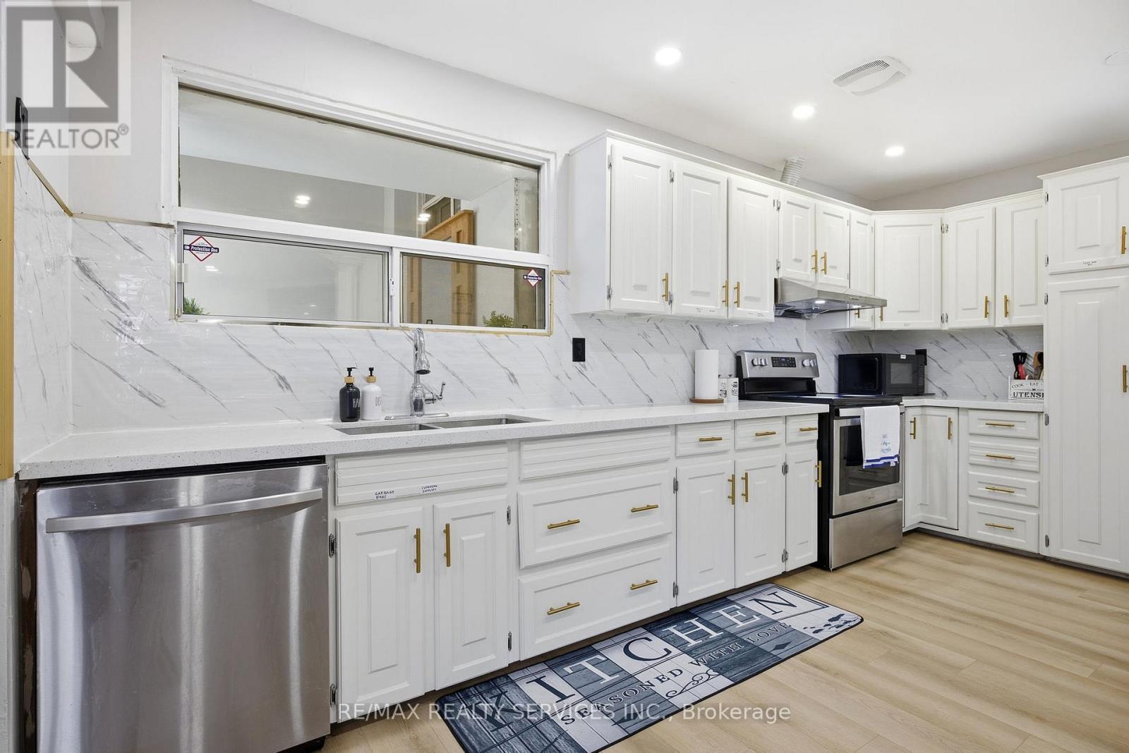 17 Avening Drive, Toronto, ON - Indoor Photo Showing Kitchen
