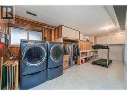 Great sized laundry room with LOTS OF STORAGE!! -