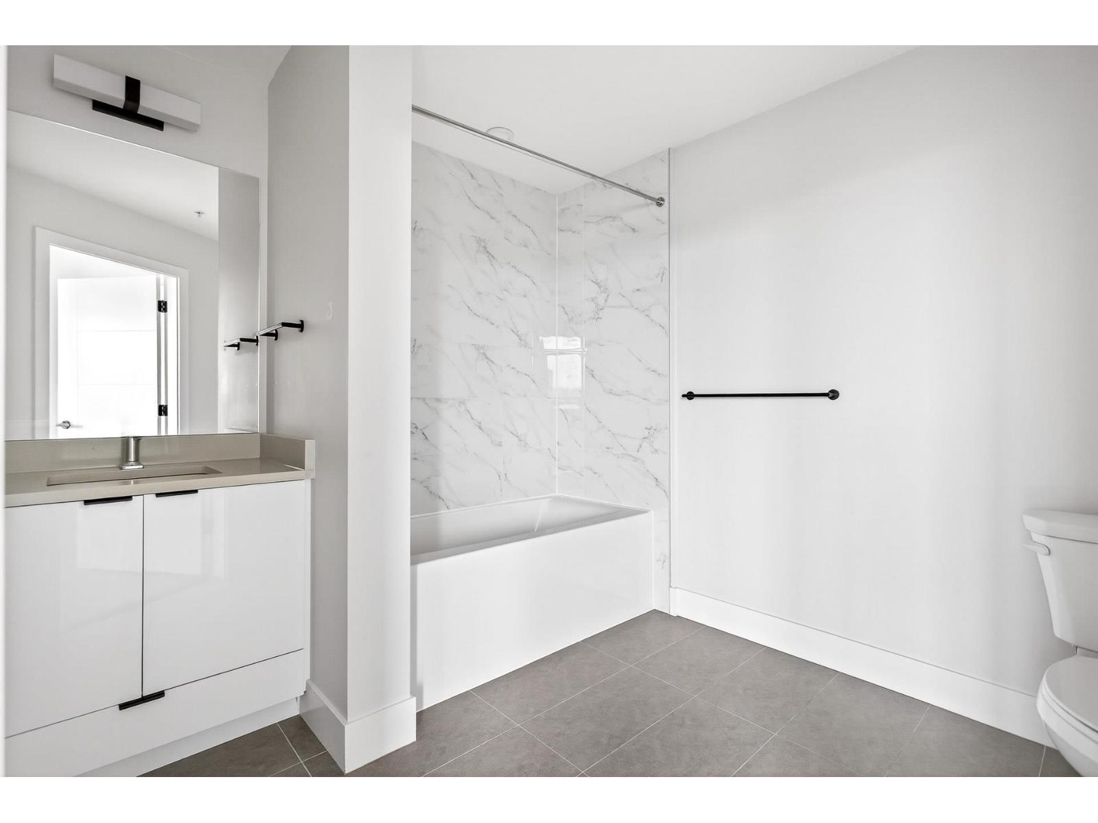 214 20061 Fraser Highway, Langley, BC - Indoor Photo Showing Bathroom