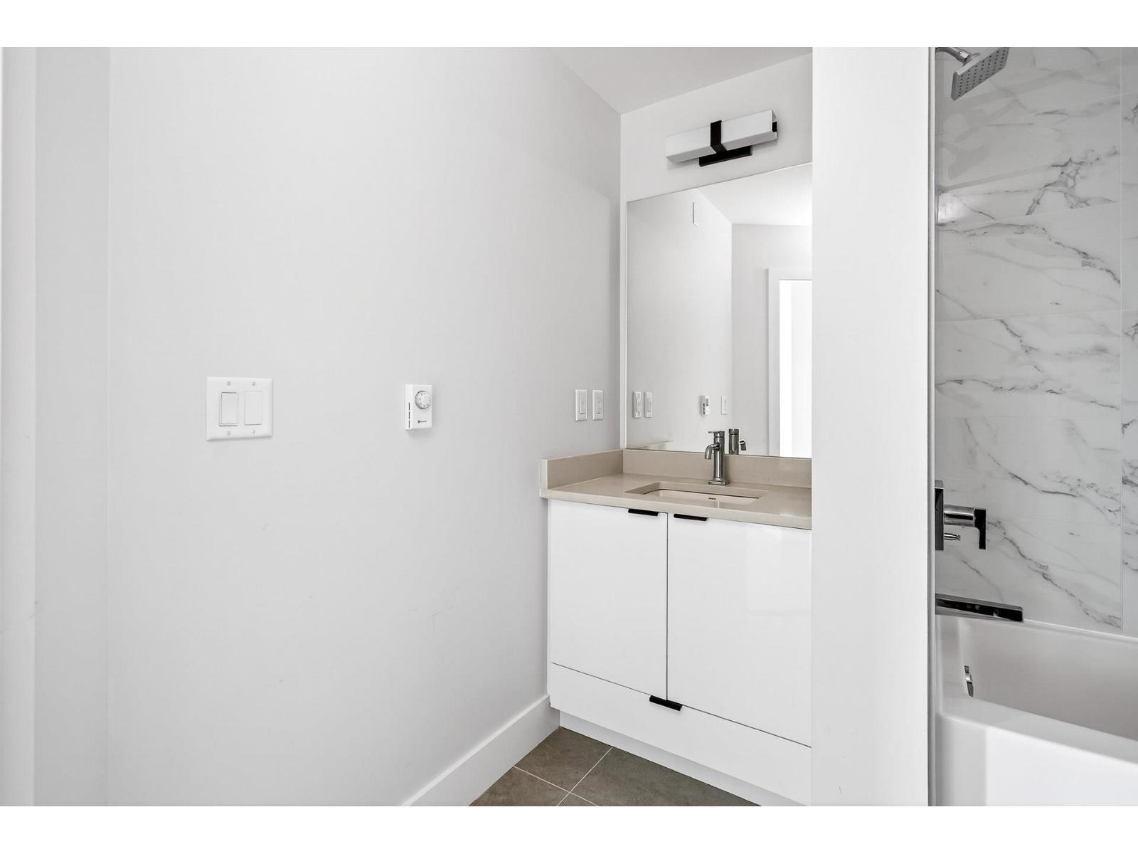 214 20061 Fraser Highway, Langley, BC - Indoor Photo Showing Bathroom