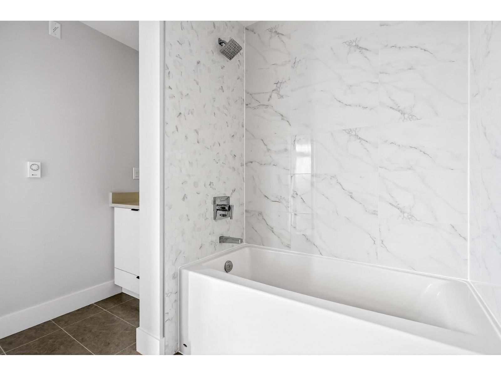 214 20061 Fraser Highway, Langley, BC - Indoor Photo Showing Bathroom