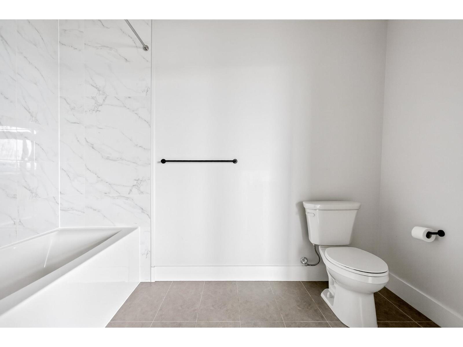 214 20061 Fraser Highway, Langley, BC - Indoor Photo Showing Bathroom