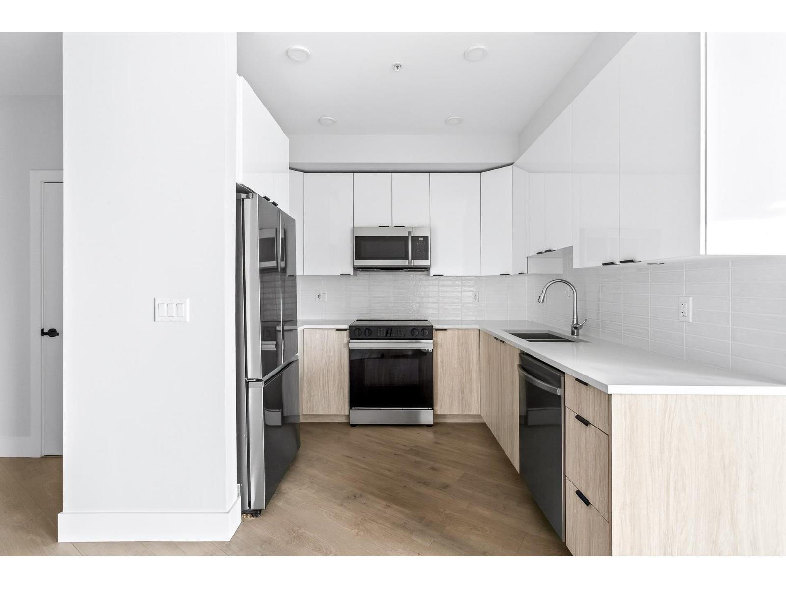 214 20061 Fraser Highway, Langley, BC - Indoor Photo Showing Kitchen With Stainless Steel Kitchen With Upgraded Kitchen