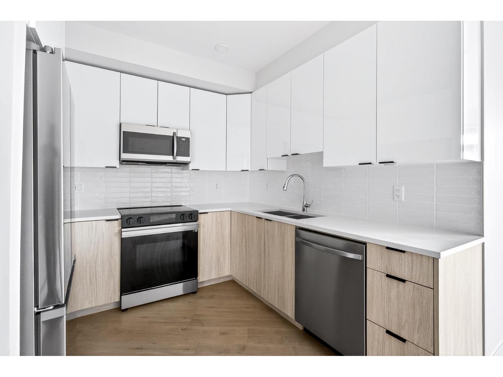 214 20061 Fraser Highway, Langley, BC - Indoor Photo Showing Kitchen With Stainless Steel Kitchen With Double Sink With Upgraded Kitchen
