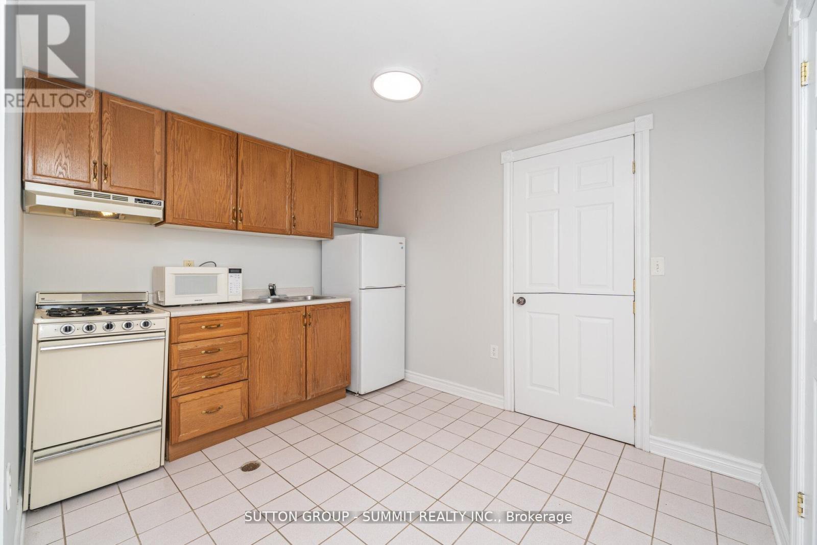 3018 Dalehurst Drive, Mississauga, ON - Indoor Photo Showing Kitchen With Double Sink
