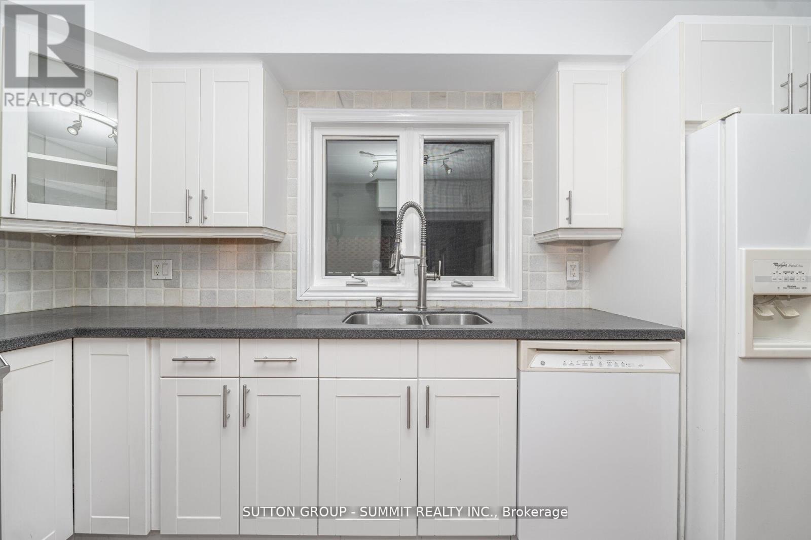 3018 Dalehurst Drive, Mississauga, ON - Indoor Photo Showing Kitchen With Double Sink