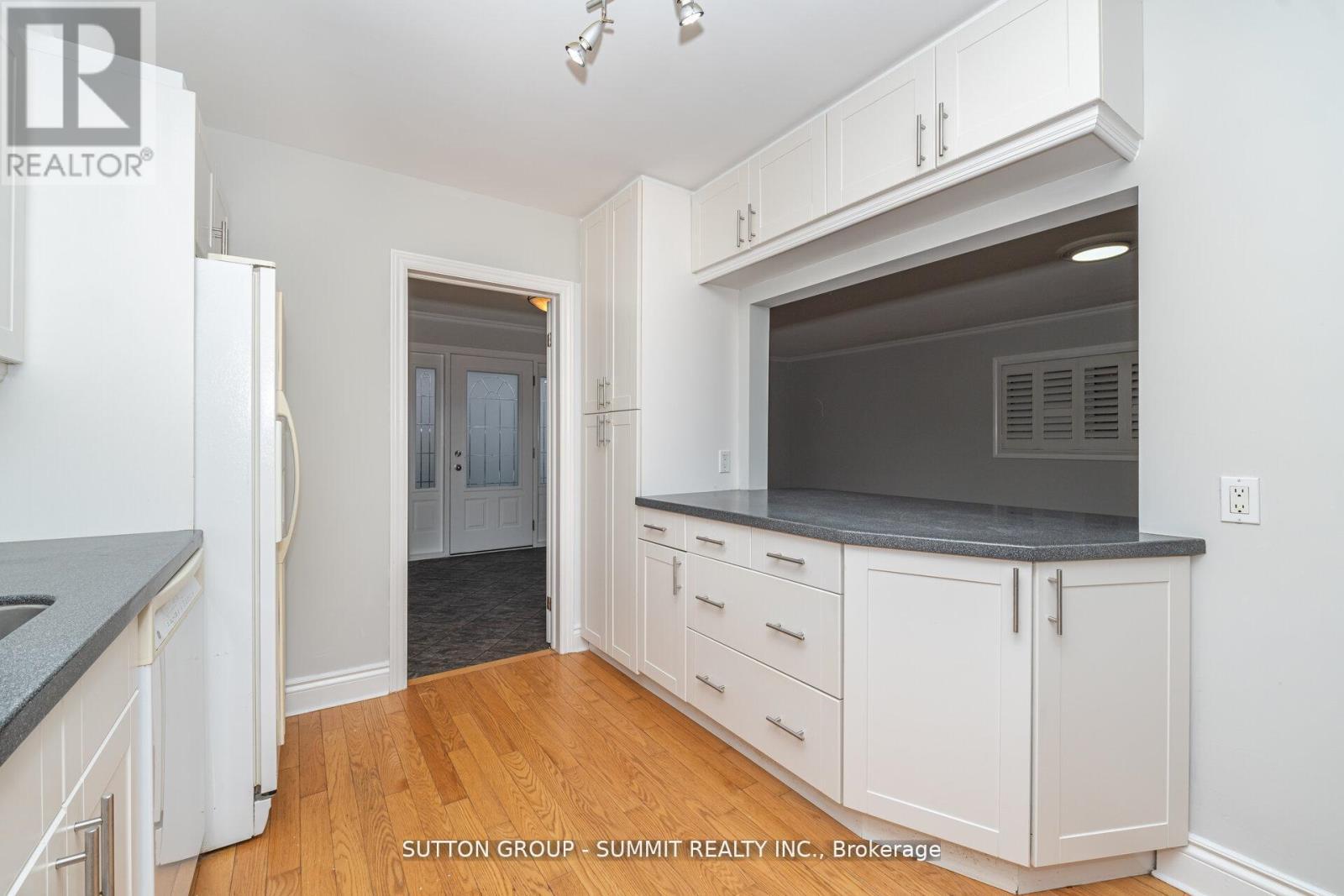 3018 Dalehurst Drive, Mississauga, ON - Indoor Photo Showing Kitchen