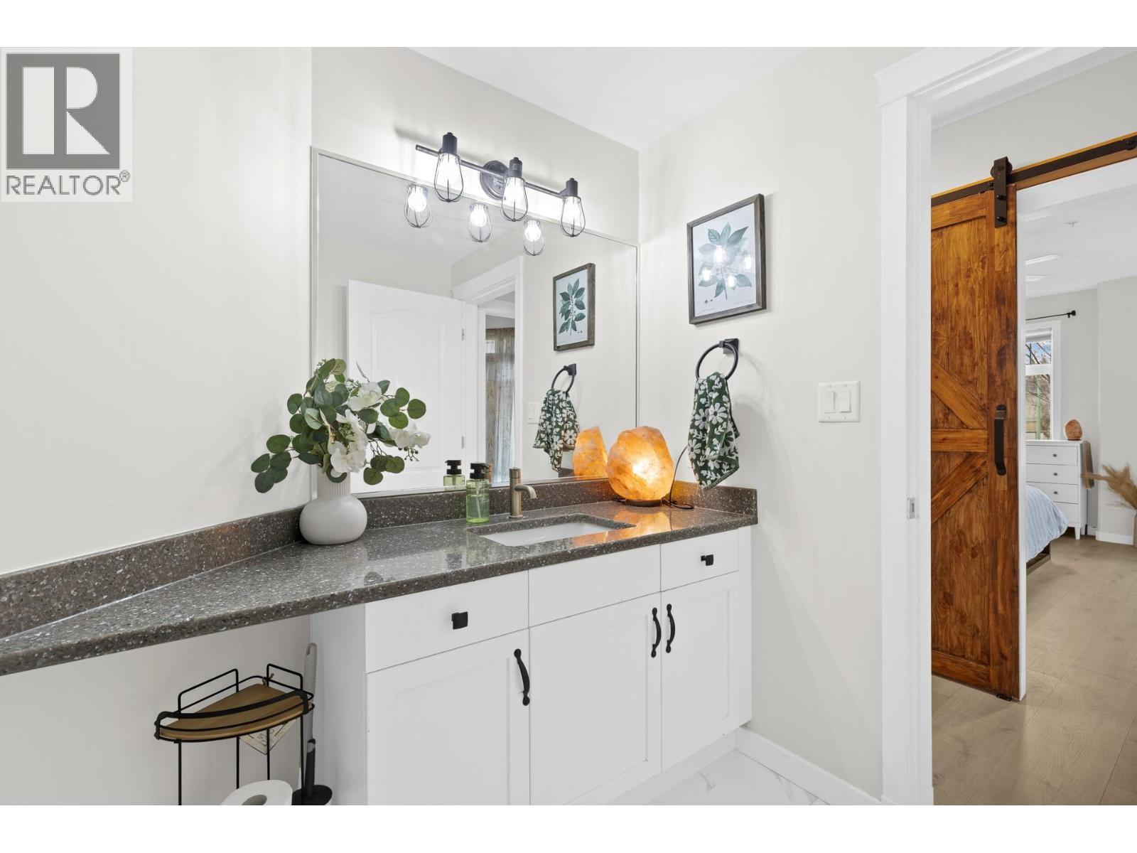 303 Whitman Road Unit# 106, Kelowna, BC - Indoor Photo Showing Bathroom