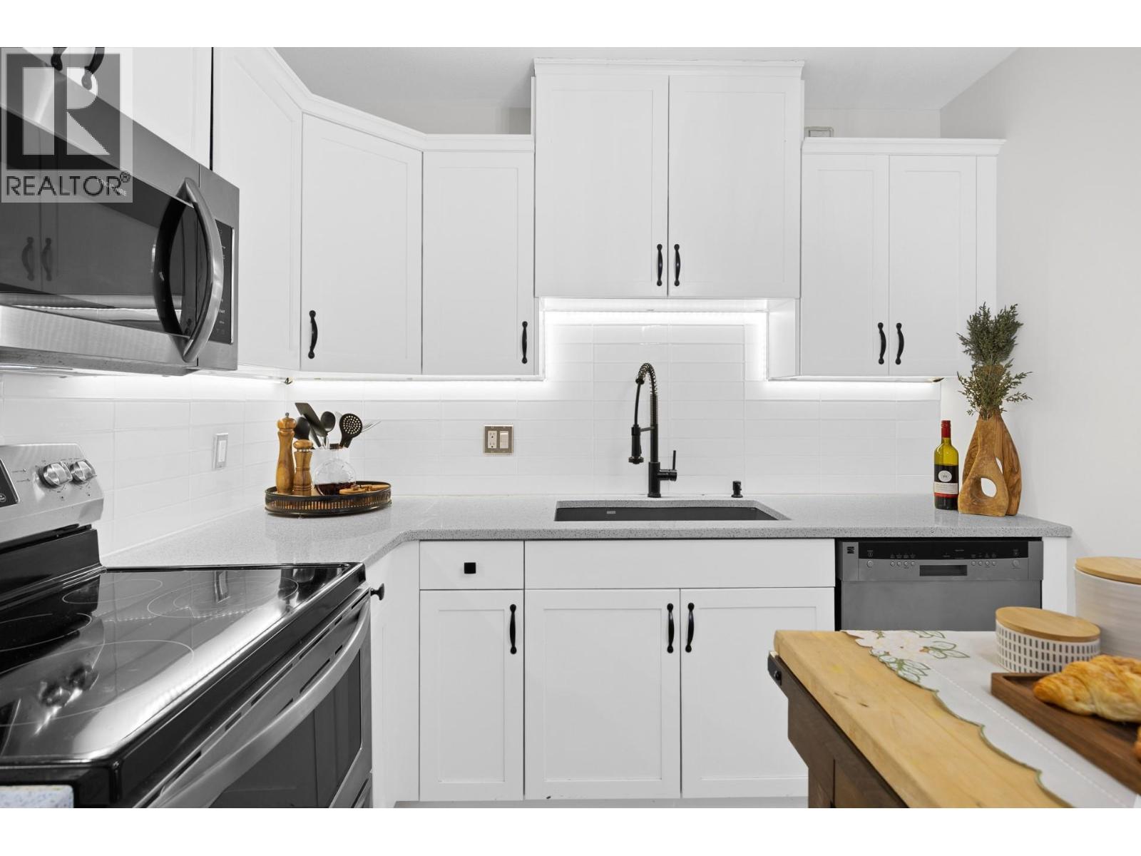 303 Whitman Road Unit# 106, Kelowna, BC - Indoor Photo Showing Kitchen