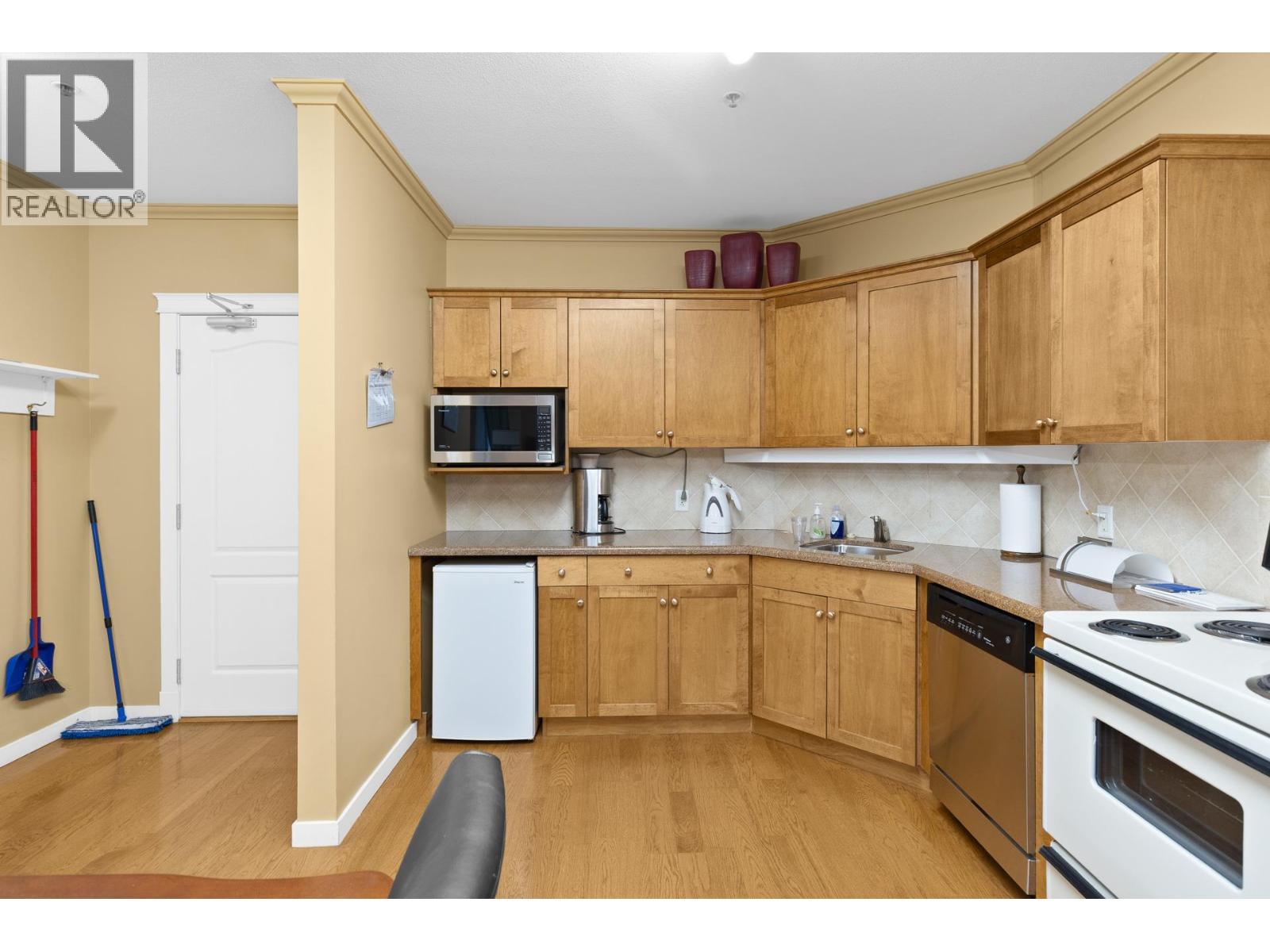 Amenities room - 303 Whitman Road Unit# 106, Kelowna, BC - Indoor Photo Showing Kitchen