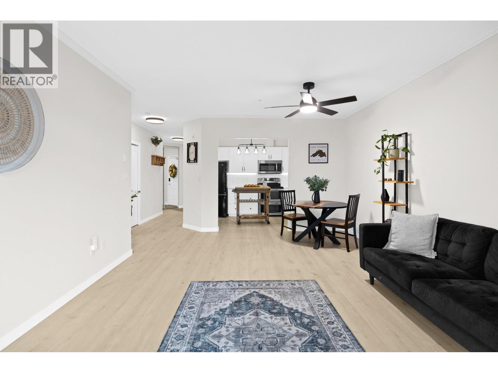 303 Whitman Road Unit# 106, Kelowna, BC - Indoor Photo Showing Living Room
