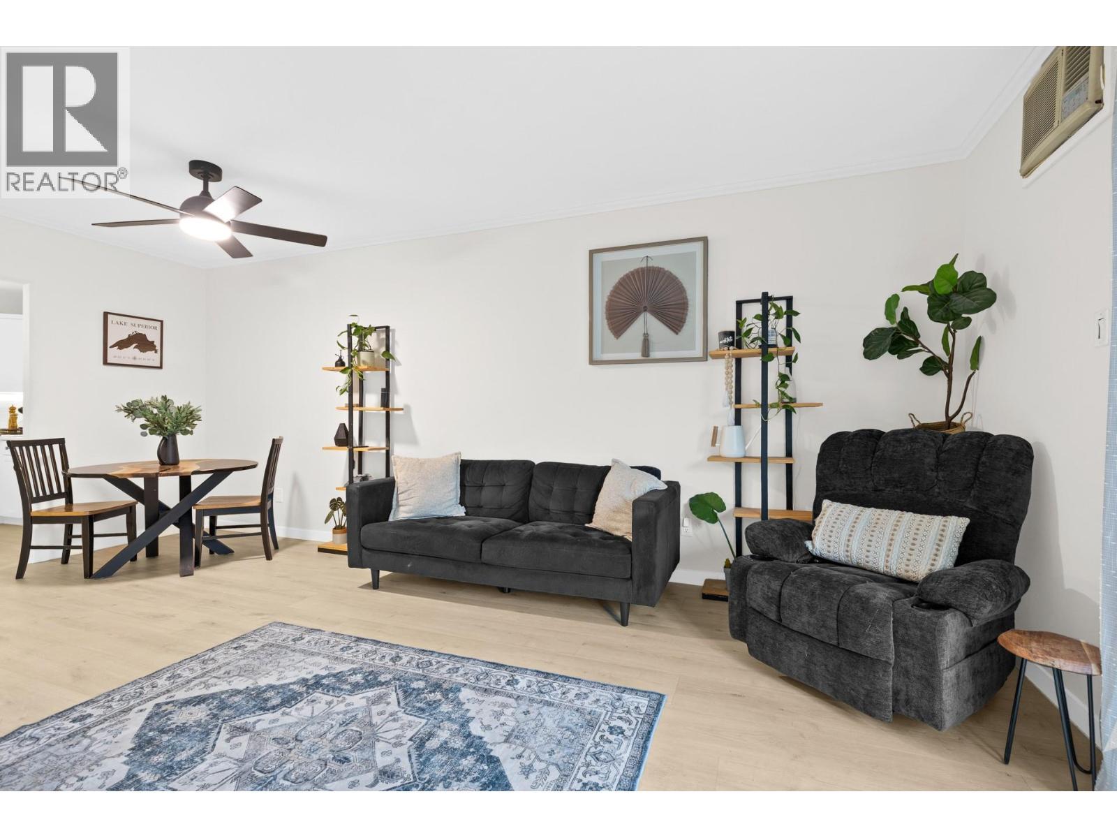 303 Whitman Road Unit# 106, Kelowna, BC - Indoor Photo Showing Living Room