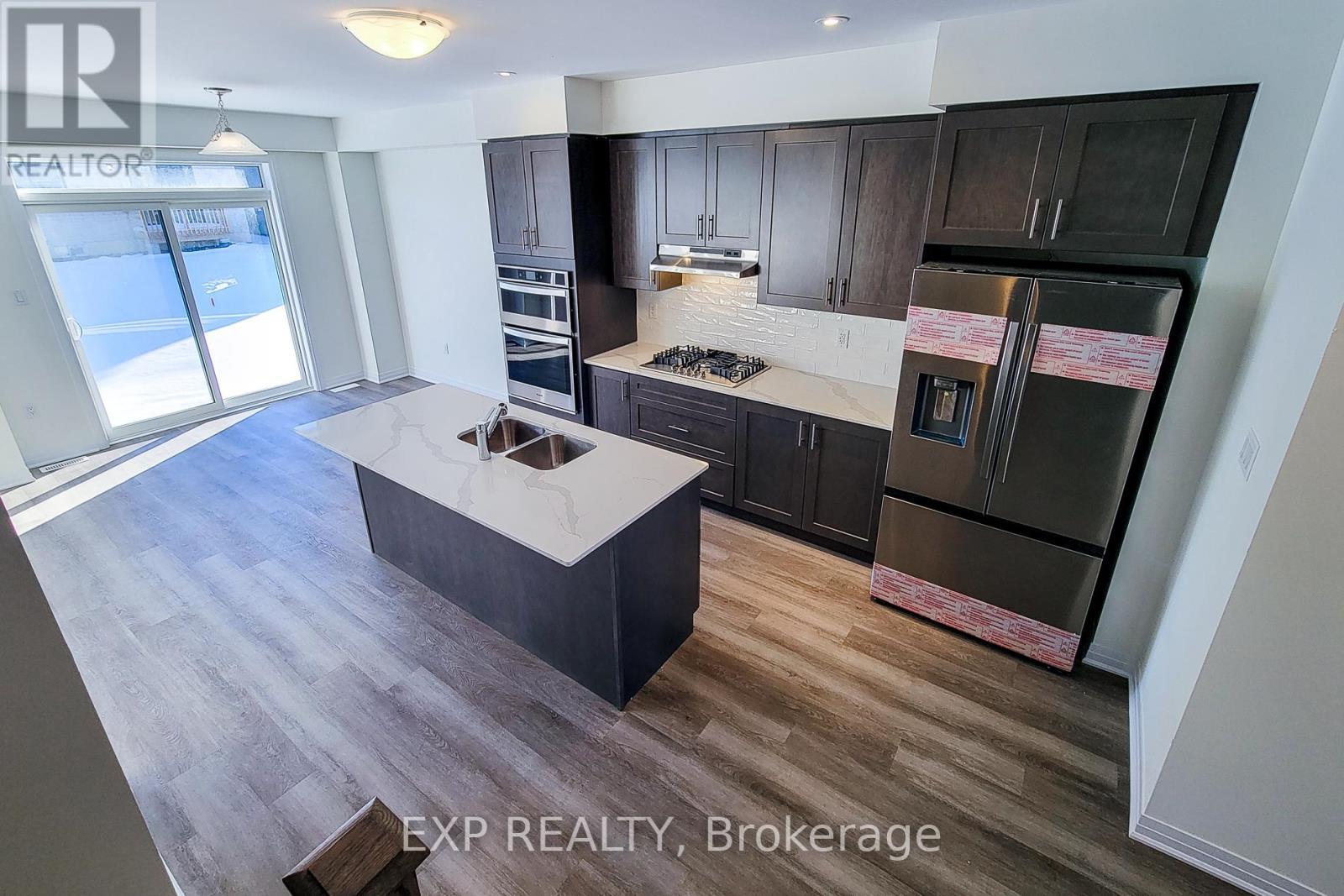 31 Turnbull Drive, Brantford, ON - Indoor Photo Showing Kitchen With Double Sink With Upgraded Kitchen