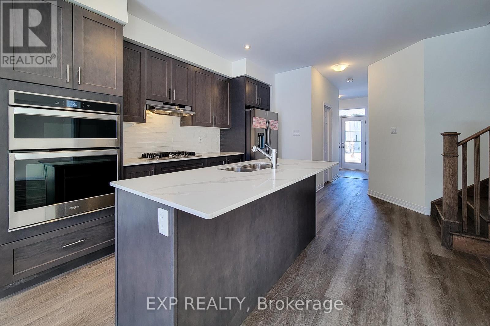 31 Turnbull Drive, Brantford, ON - Indoor Photo Showing Kitchen With Double Sink With Upgraded Kitchen