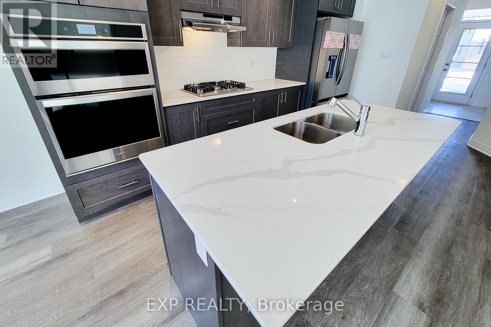 31 Turnbull Drive, Brantford, ON - Indoor Photo Showing Kitchen With Double Sink With Upgraded Kitchen