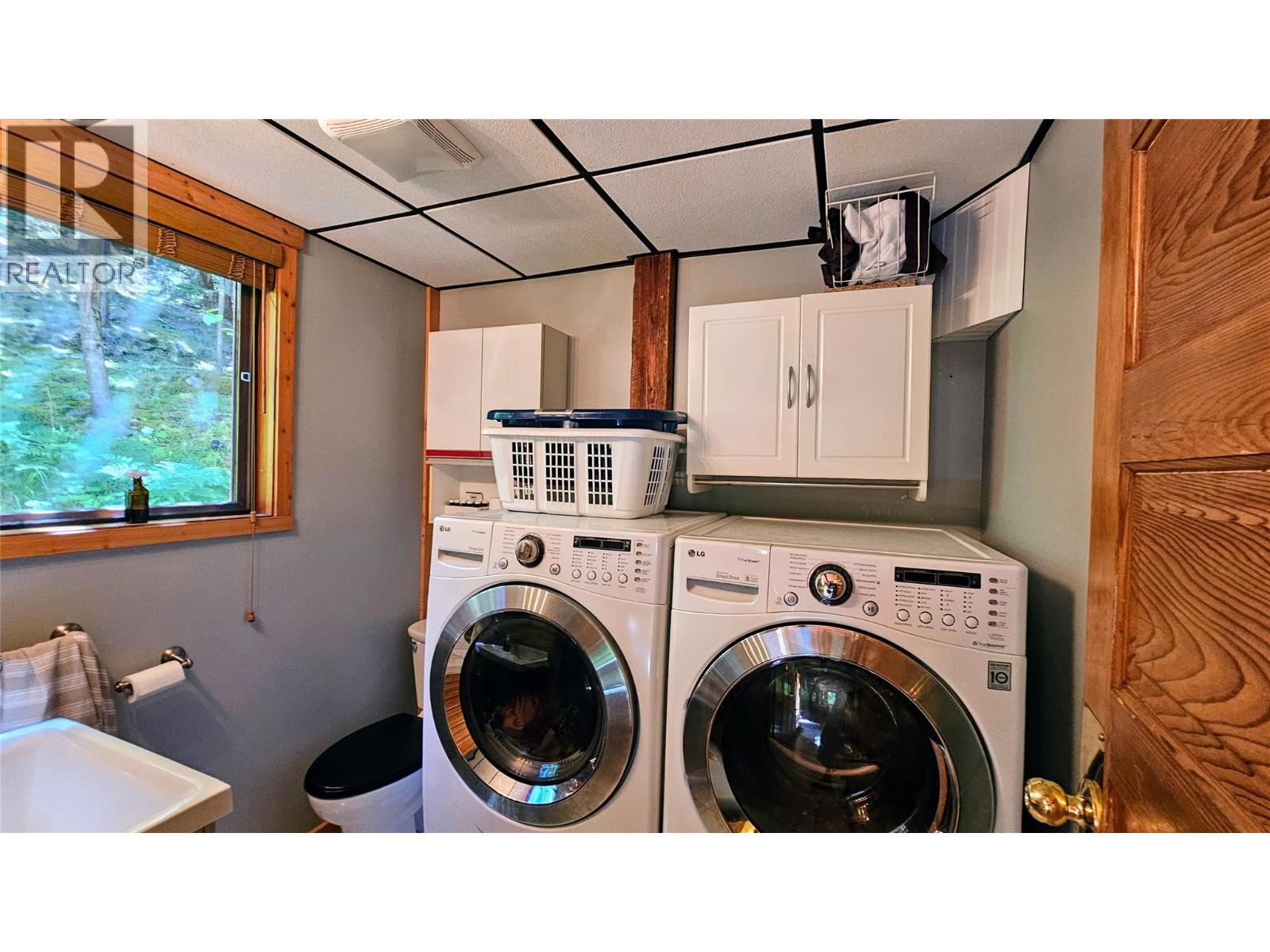 8496 B Procter Road E, Procter, BC - Indoor Photo Showing Laundry Room