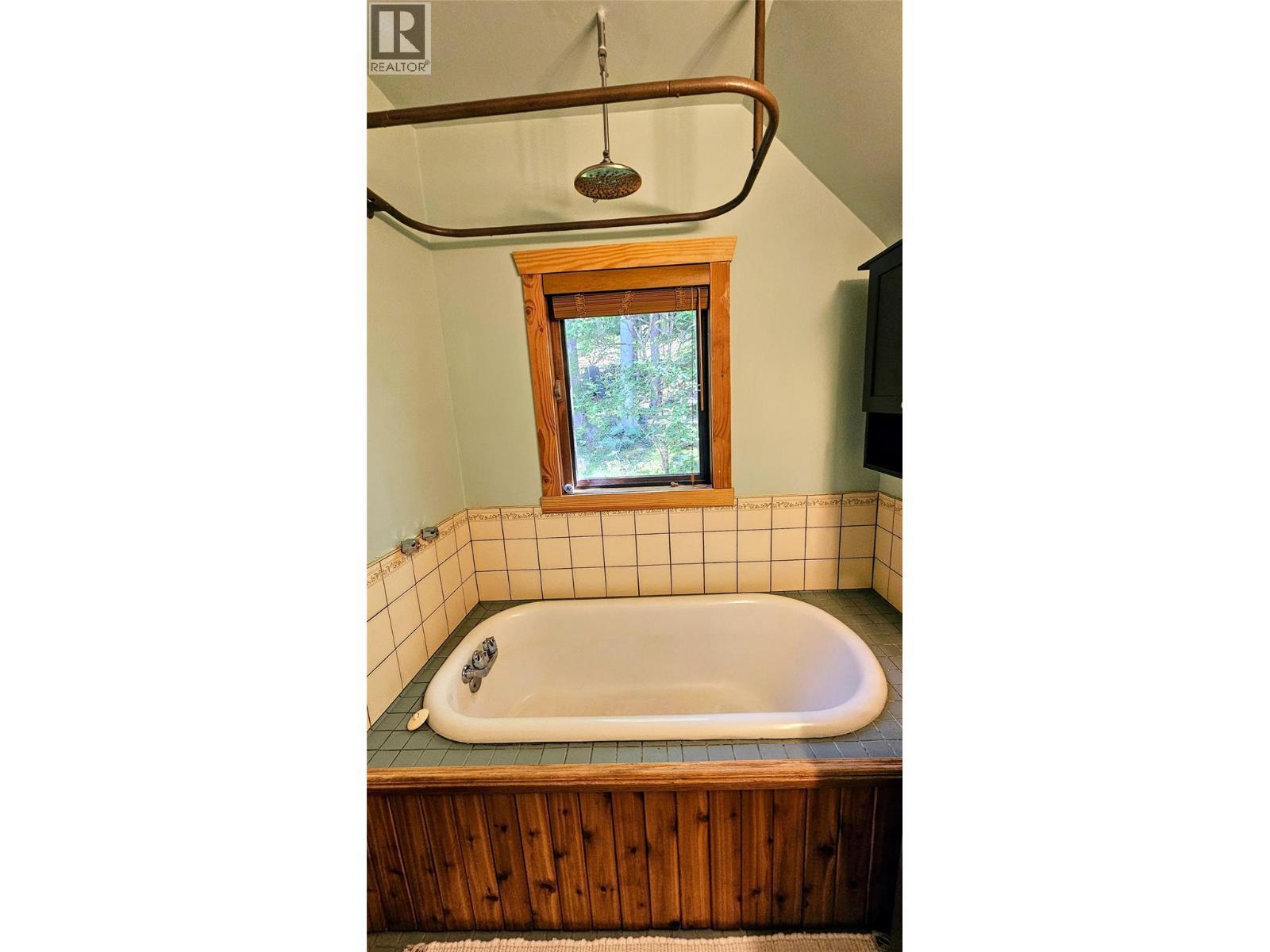 8496 B Procter Road E, Procter, BC - Indoor Photo Showing Bathroom