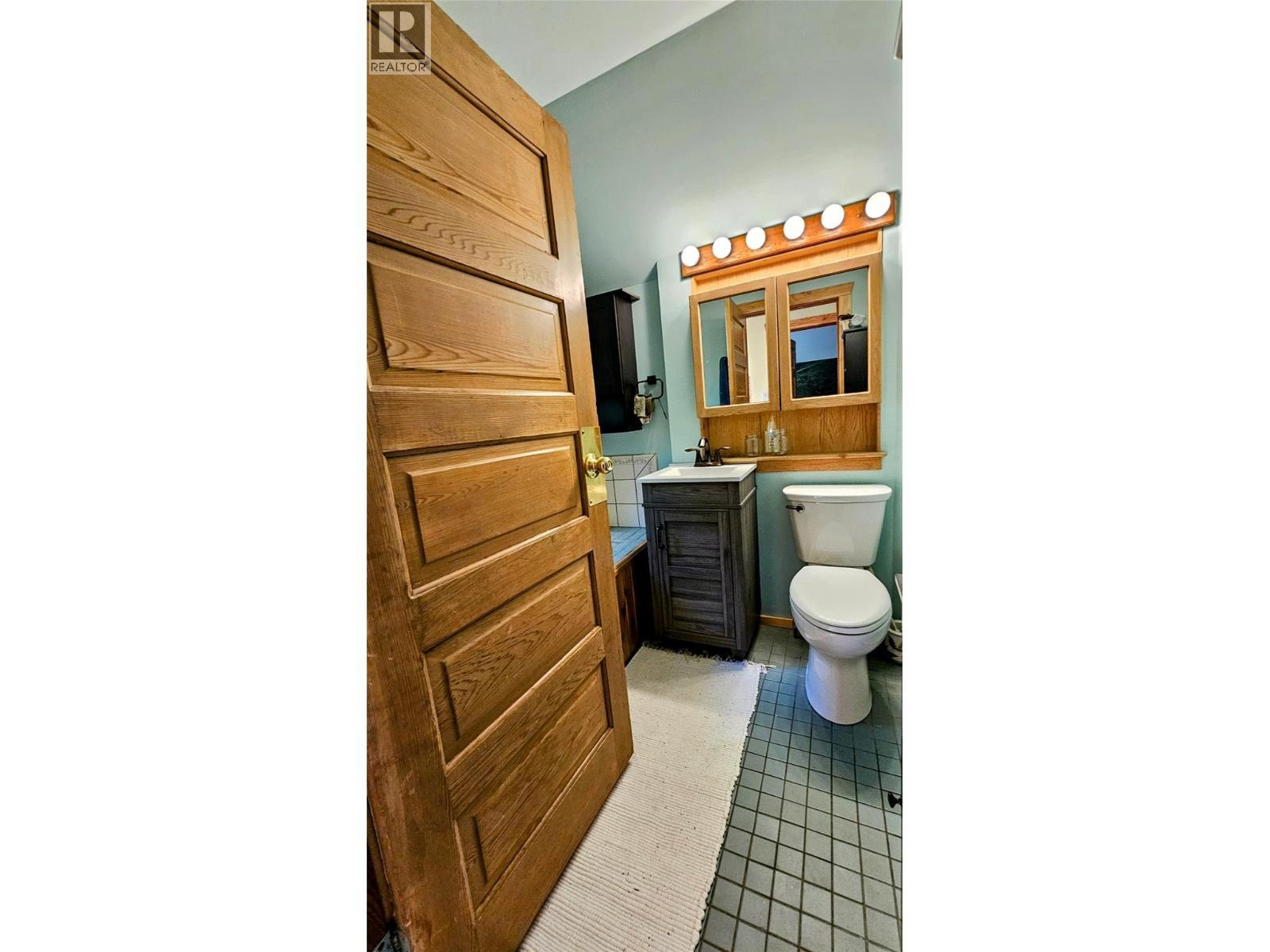 8496 B Procter Road E, Procter, BC - Indoor Photo Showing Bathroom