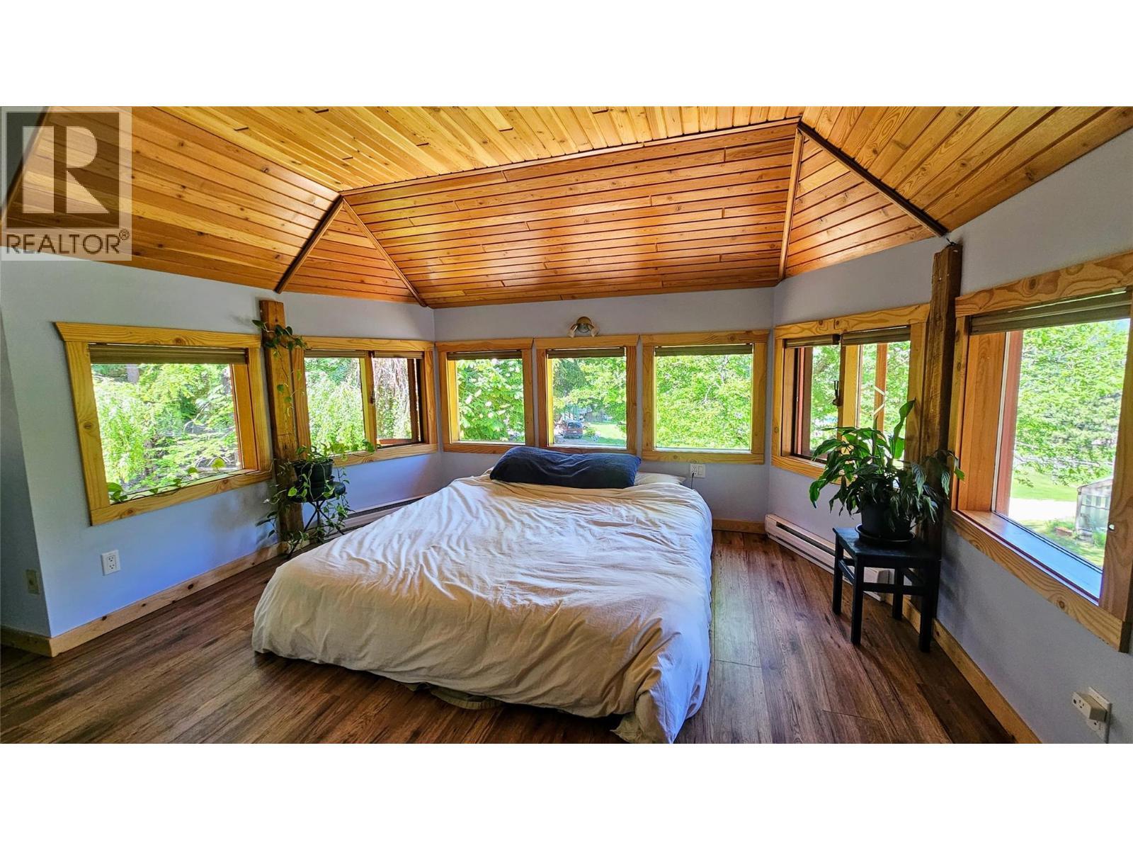 8496 B Procter Road E, Procter, BC - Indoor Photo Showing Bedroom