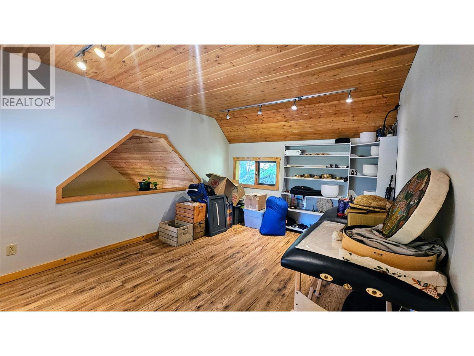 8496 B Procter Road E, Procter, BC - Indoor