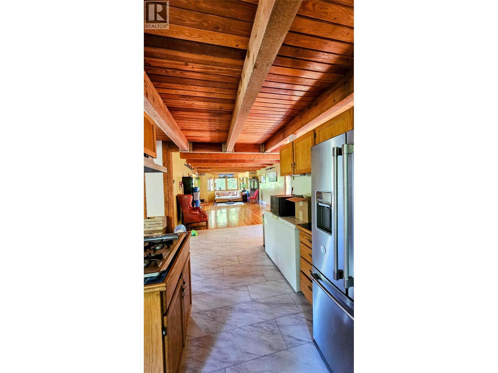 8496 B Procter Road E, Procter, BC - Indoor