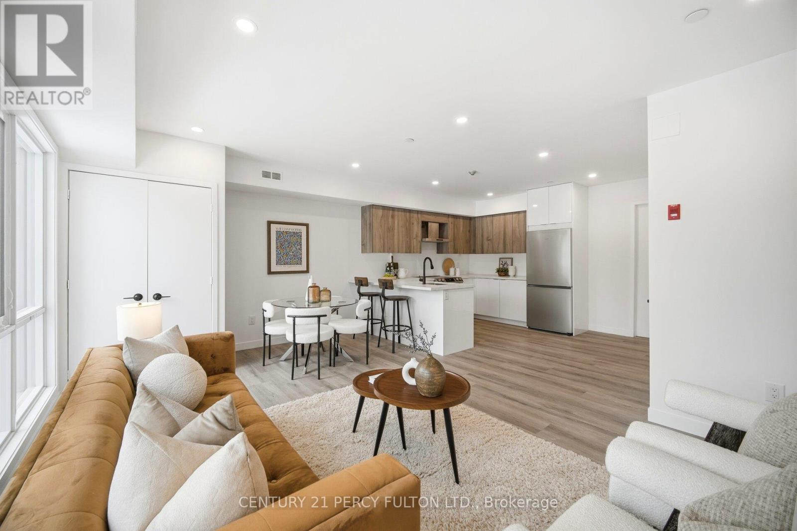 201 - 61 Orchard Park Drive, Toronto, ON - Indoor Photo Showing Living Room