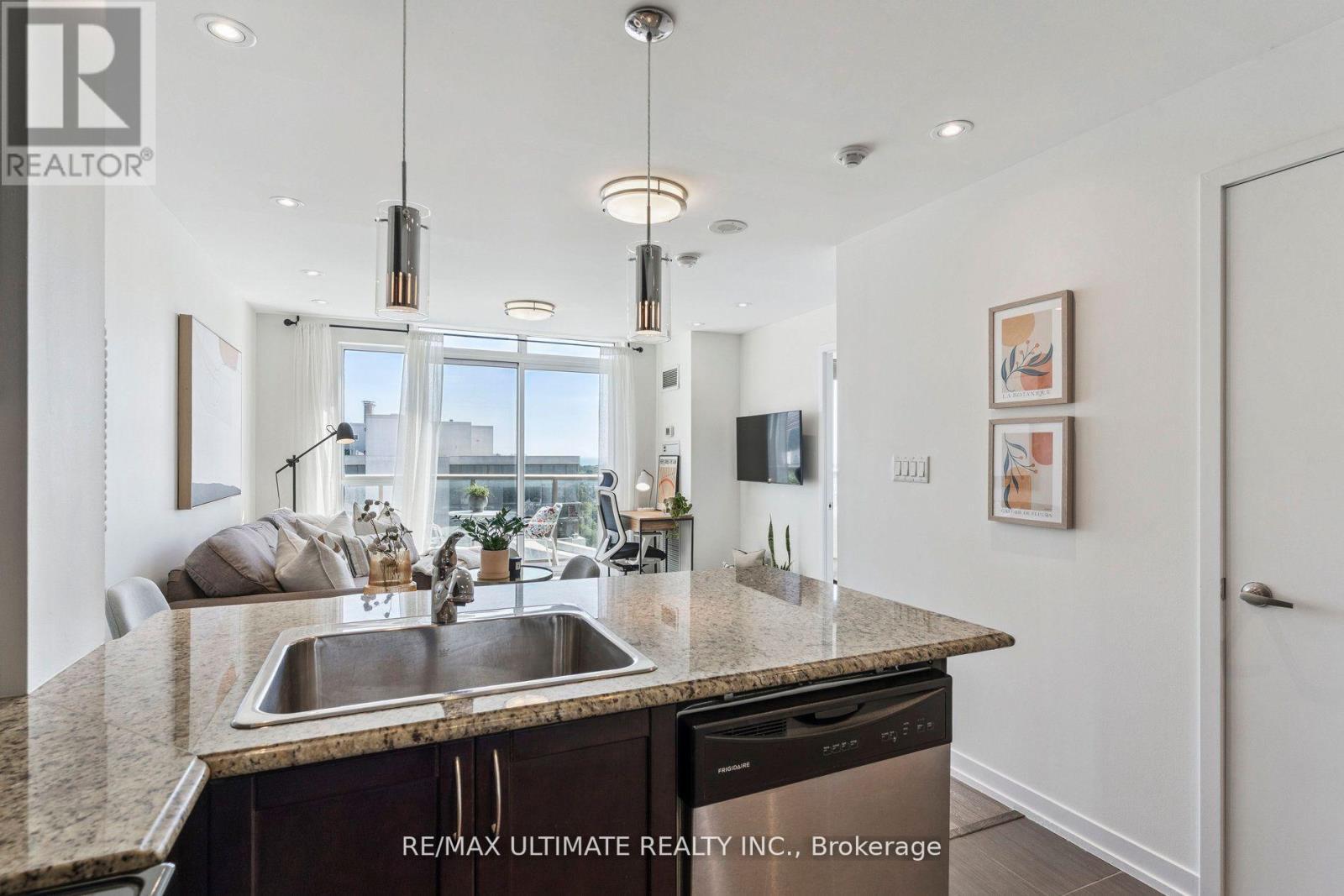1402 - 816 Lansdowne Avenue, Toronto, ON - Indoor Photo Showing Kitchen