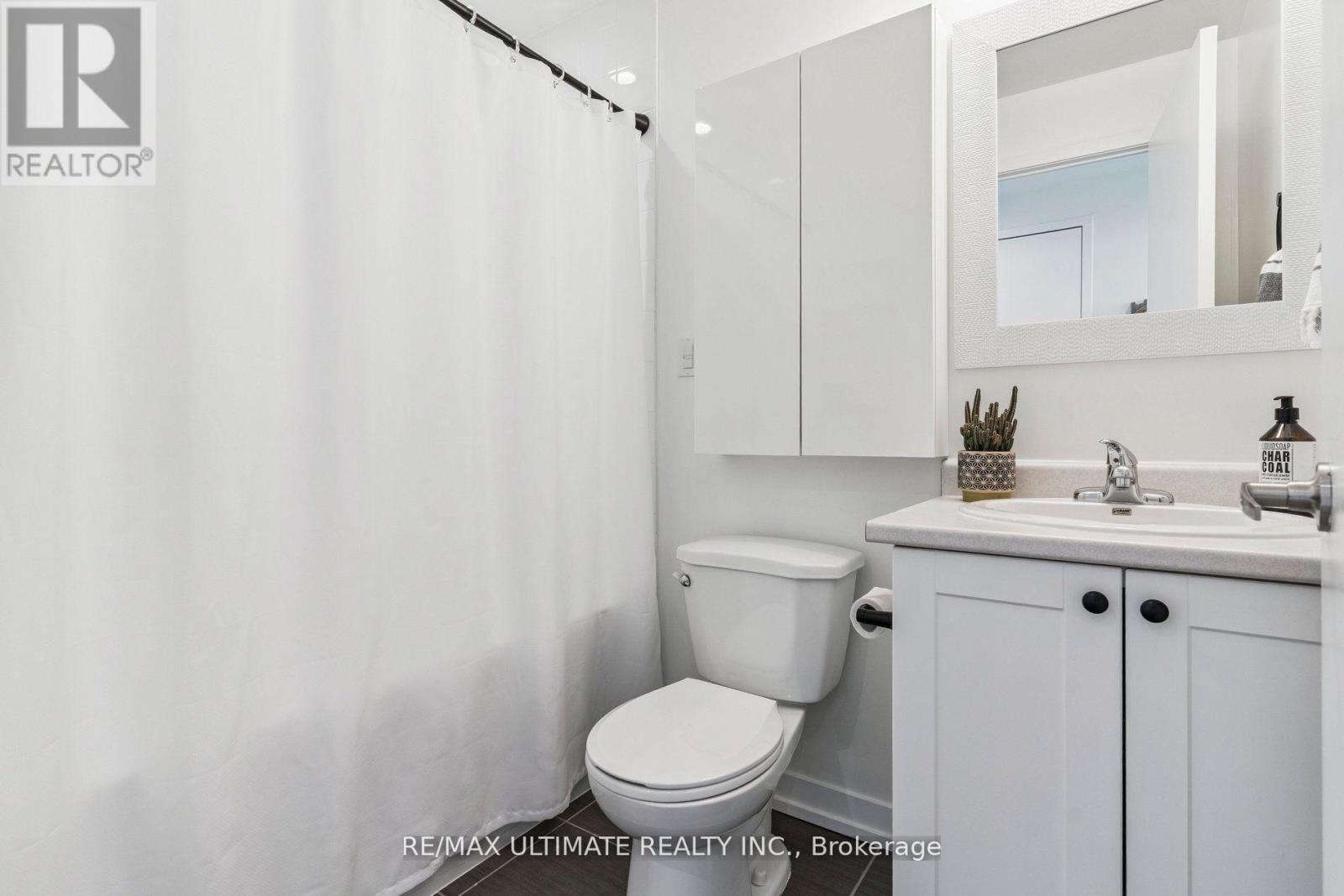 1402 - 816 Lansdowne Avenue, Toronto, ON - Indoor Photo Showing Bathroom