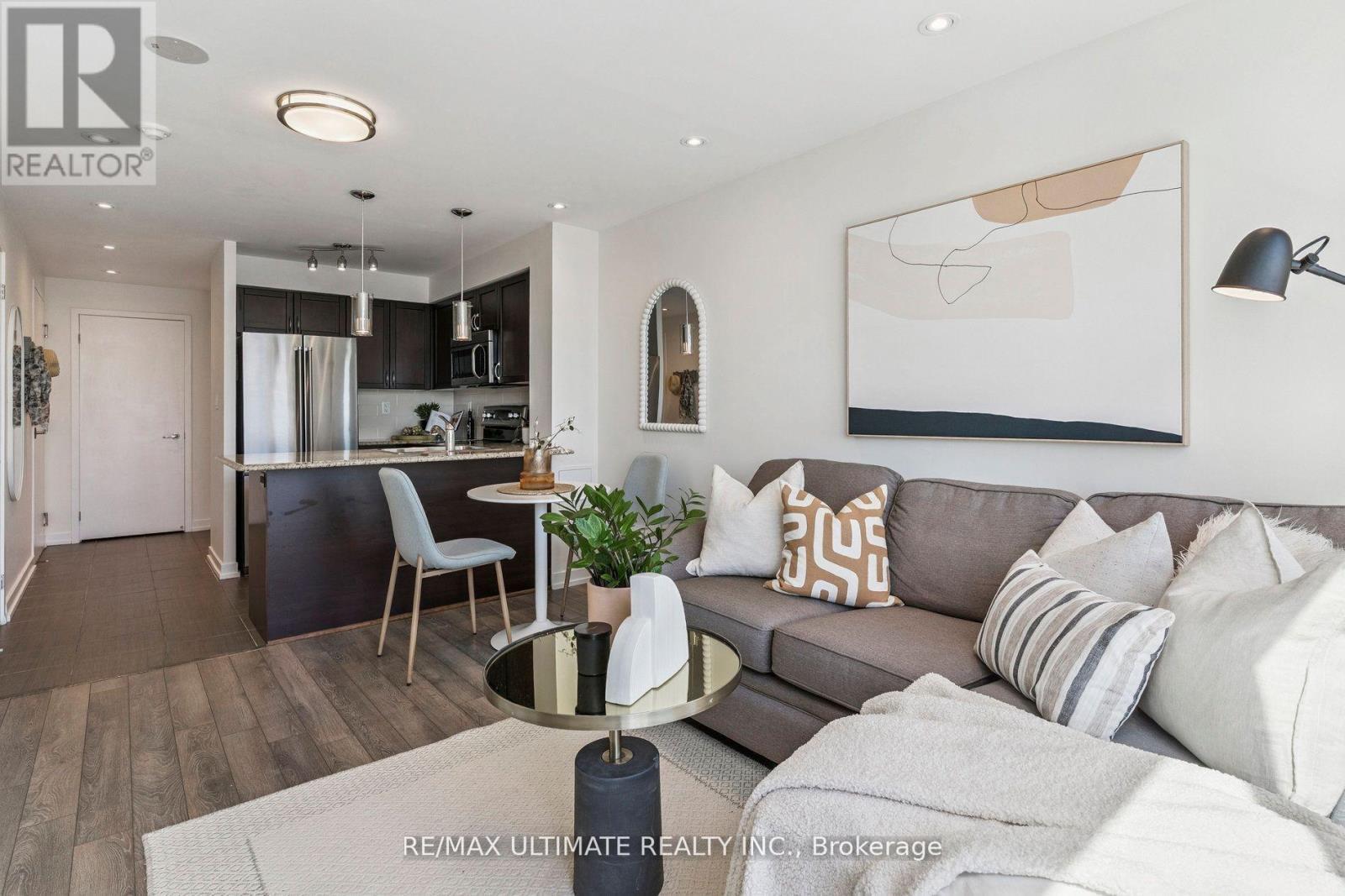 1402 - 816 Lansdowne Avenue, Toronto, ON - Indoor Photo Showing Living Room