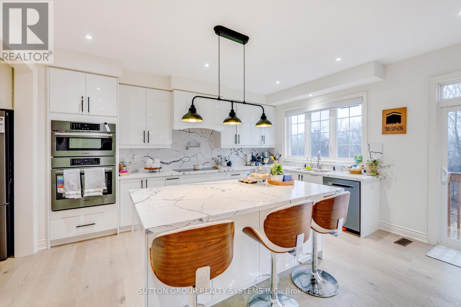 389 Humphrey Street, Hamilton, ON - Indoor Photo Showing Kitchen