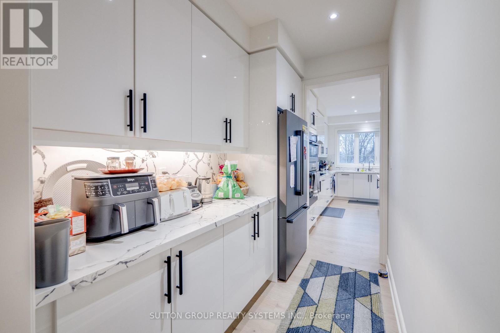 389 Humphrey Street, Hamilton, ON - Indoor Photo Showing Kitchen With Upgraded Kitchen